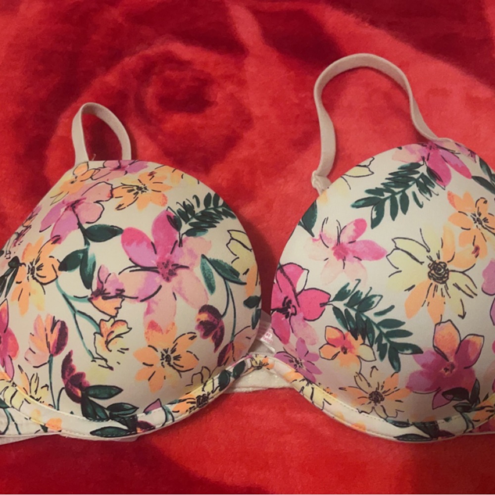 Pink Victoria’s Secret 32D floral bra